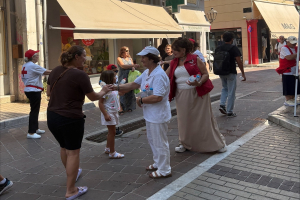 Συγκινητική κίνηση στη Μυτιλήνη: Μοίραζαν δωρεάν νερό μέσα στον καύσωνα!