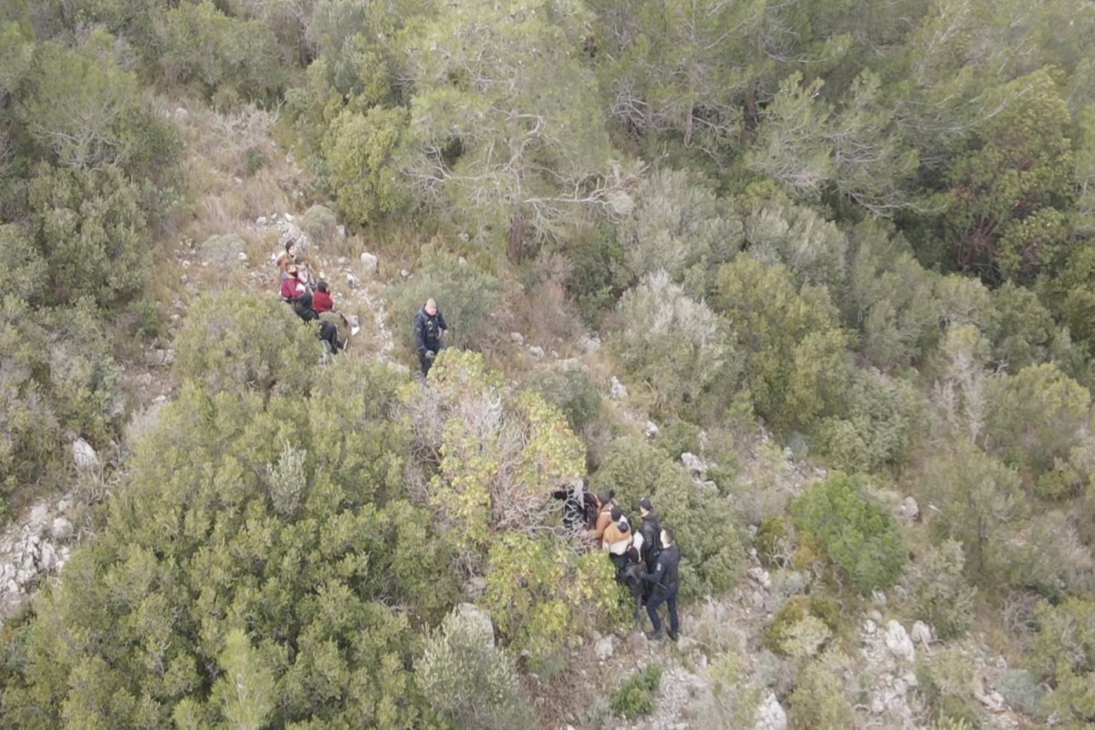 Συνοριοφύλακες απεγκλώβισαν από δύσβατη ορεινή τοποθεσία 22 μετανάστες στη Σάμο (pics)