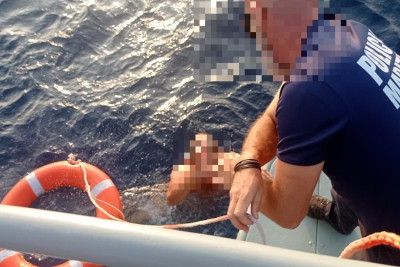 Λέσβος: Τουρίστρια παρασύρθηκε από την ακτή με θαλάσσιο παιχνίδι την έσωσε το λιμενικό(vid)