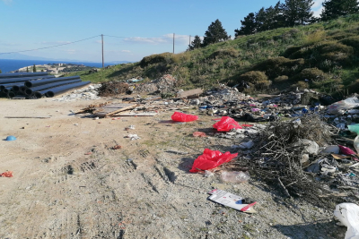 Μήνυση κατ’ αγνώστων και περίφραξη του χώρου από την Εφορεία Αρχαιοτήτων για τα μπάζα στο Αρχαίο Θέατρο Μυτιλήνης