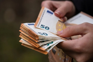 Και επίσημα στα 830 ευρώ ο κατώτατος μισθός – Ποιοι θα λάβουν αύξηση από την 1η Απριλίου