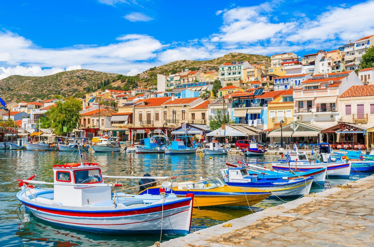 Ξεκίνησε η αντικατάσταση περγκολών στην παραλιακή ζώνη της Σάμου