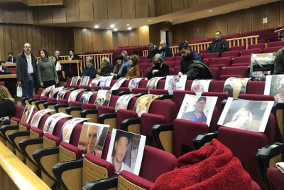 Δίκη για Μάτι: Φωτογραφίες των θυμάτων στα έδρανα του Εφετείου από τους συγγενείς τους