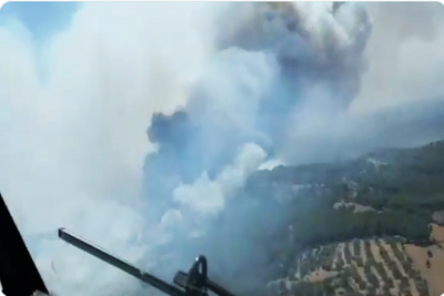 Λέσβος: Βίντεο με εναέριο μέσο να επιχειρεί στη φωτιά που ξέσπασε στα Βατερά