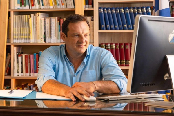 Δήμαρχος Σάμου προς Υπουργό: &quot;Μην οδηγήσετε τους οικισμούς μας σε θάνατο!&quot;