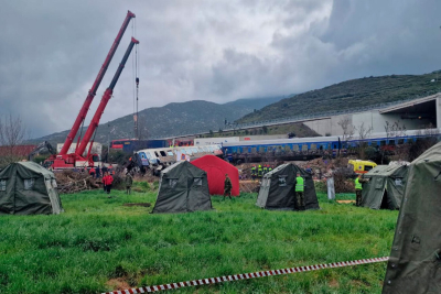 Τέμπη: Συγκλονιστικές εικόνες από το σημείο της τραγωδίας - Ο Στρατός στήνει σκηνές (βίντεο)