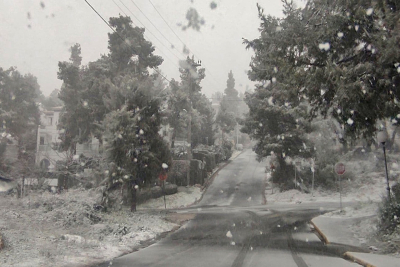 Κακοκαιρία Μπάρμπαρα: Πέφτει χιόνι στα βόρεια προάστια της Αθήνας- Ποιες περιοχές πλήττονται