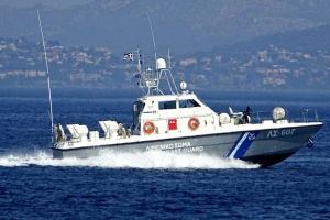 Σάμος: Καταδίωξη σκάφους που μετέφερε 32 μετανάστες – Συνελήφθη ο φερόμενος ως διακινητής