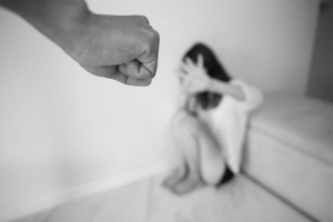 Τρόμος για 23χρονη στη Μυτιλήνη: Κατήγγειλε τον σύντροφό της για ενδοοικογενειακή βία