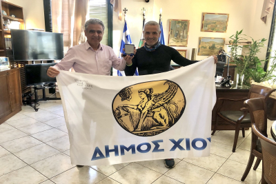 Απονομή επετειακού μεταλλιου στον Χιώτη αθλητή Ισίδωρο Κάργατζή από τον Δήμαρχο