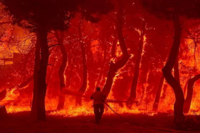 Σε εξέλιξη η φωτιά στα Βατερά Λέσβου - Συνδρομή των Ενόπλων Δυνάμεων