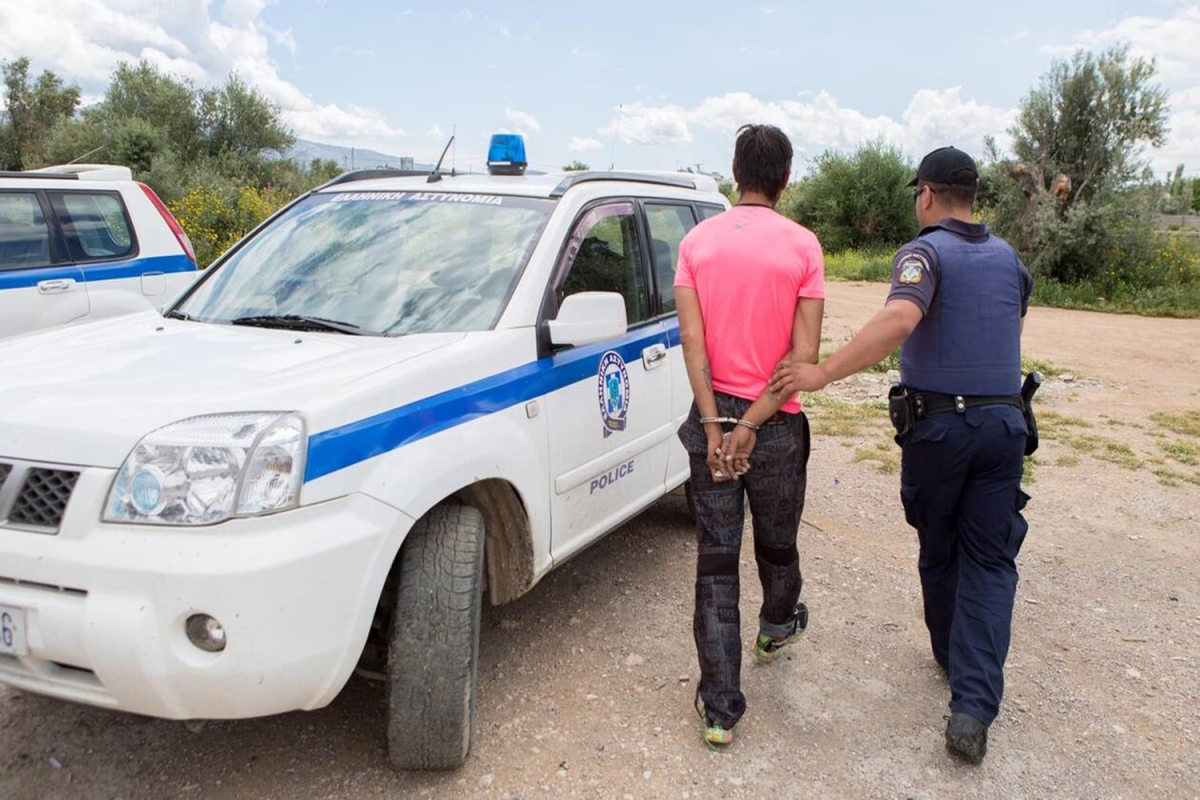 Σύλληψη 19χρονου διακινητή μετά από καταδίωξη στο Πλωμάρι Λέσβου