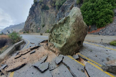 Λέσβος: Σοβαρές ζημιές στον δρόμο στην Μελίντα από πτώση βράχου - Βαλσαμίδης αδιαφορία της Περιφέρειας