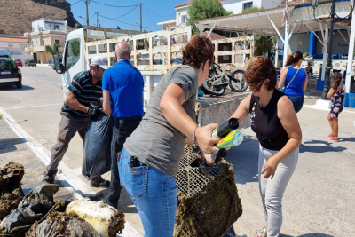 Ένα φορτηγό σκουπίδια &quot;ψάρεψαν&quot; οι εθελοντές στη δράση για τον καθαρισμό του βυθού στο λιμάνι των Ψαρών (photos)