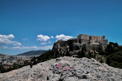 Ακρόπολη: Αυτοκτονία ο θάνατος της γυναίκας - Έκανε τον σταυρό της και πήδηξε από τον λόφο του Αρείου Πάγου