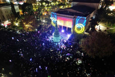 “Βούλιαξε” ο χώρος του Δημοτικού Θεάτρου Μυτιλήνης στη φωταγώγηση του Χριστουγεννιάτικου δέντρου! (vid - pics)