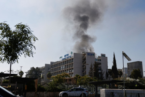 Πλήγματα σε ισραηλινό νοσοκομείο από την πυραυλική επίθεση – Χτύπημα σε πυρηνικό αντιδραστήρα του Ιράν