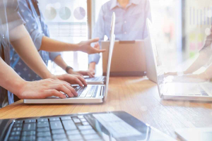 Νέα πλατφόρμα OpenBusiness: Τι αλλάζει στην αδειοδότηση καταστημάτων υγειονομικού ενδιαφέροντος