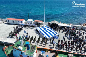Εναέρια πλάνα με την ύψωση της ελληνικής σημαίας στη Χίο για την 25η Μαρτίου