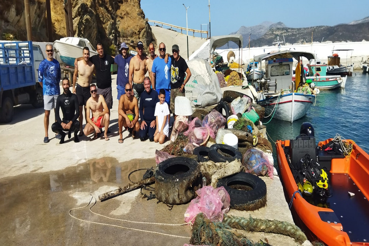 Χίλια Μπράβο! Εθελοντές καθάρισαν το λιμάνι της Θύμαινας - Έβγαλαν 3 τόνους απορρίμματα (pics)