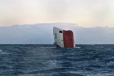 Αληθινό συμβάν: Φορτηγό πλοίο μεταφοράς τσιμέντου ανατράπηκε – Όλο το πλήρωμα χάθηκε