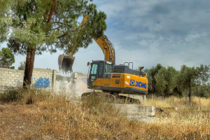 Μπήκαν οι μπουλντόζες στη Μόρια (pics)