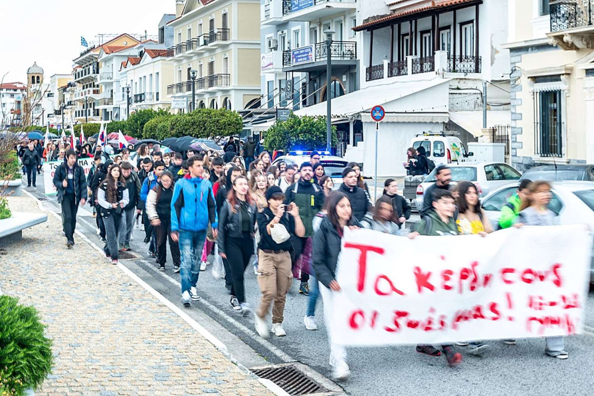 Εκατοντάδες απεργοί απ’ όλη τη Σάμο, παρά την κακοκαιρία! (pics)