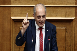 Καταρρέει το ιστορικό κτίσμα των ναυτώνων στον βόρειο λιμενοβραχίονα της Χίου
