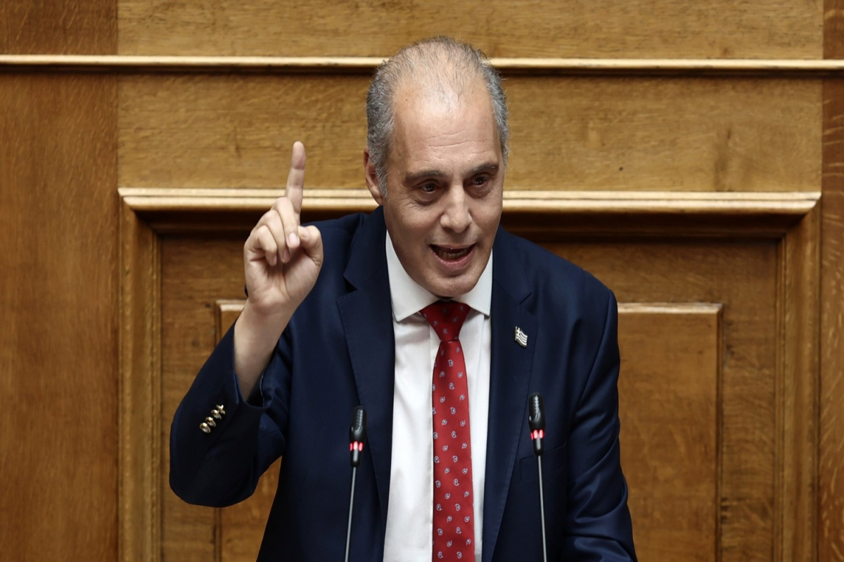 Καταρρέει το ιστορικό κτίσμα των ναυτώνων στον βόρειο λιμενοβραχίονα της Χίου
