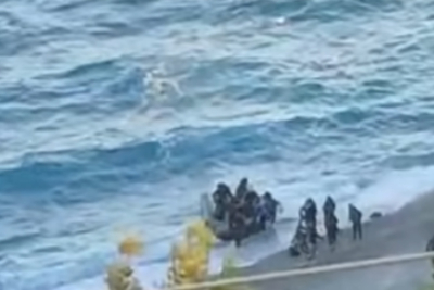 Σάμος: Καρέ – καρέ η αποβίβαση μεταναστών στην παραλία Τσάμπου (Βίντεο)