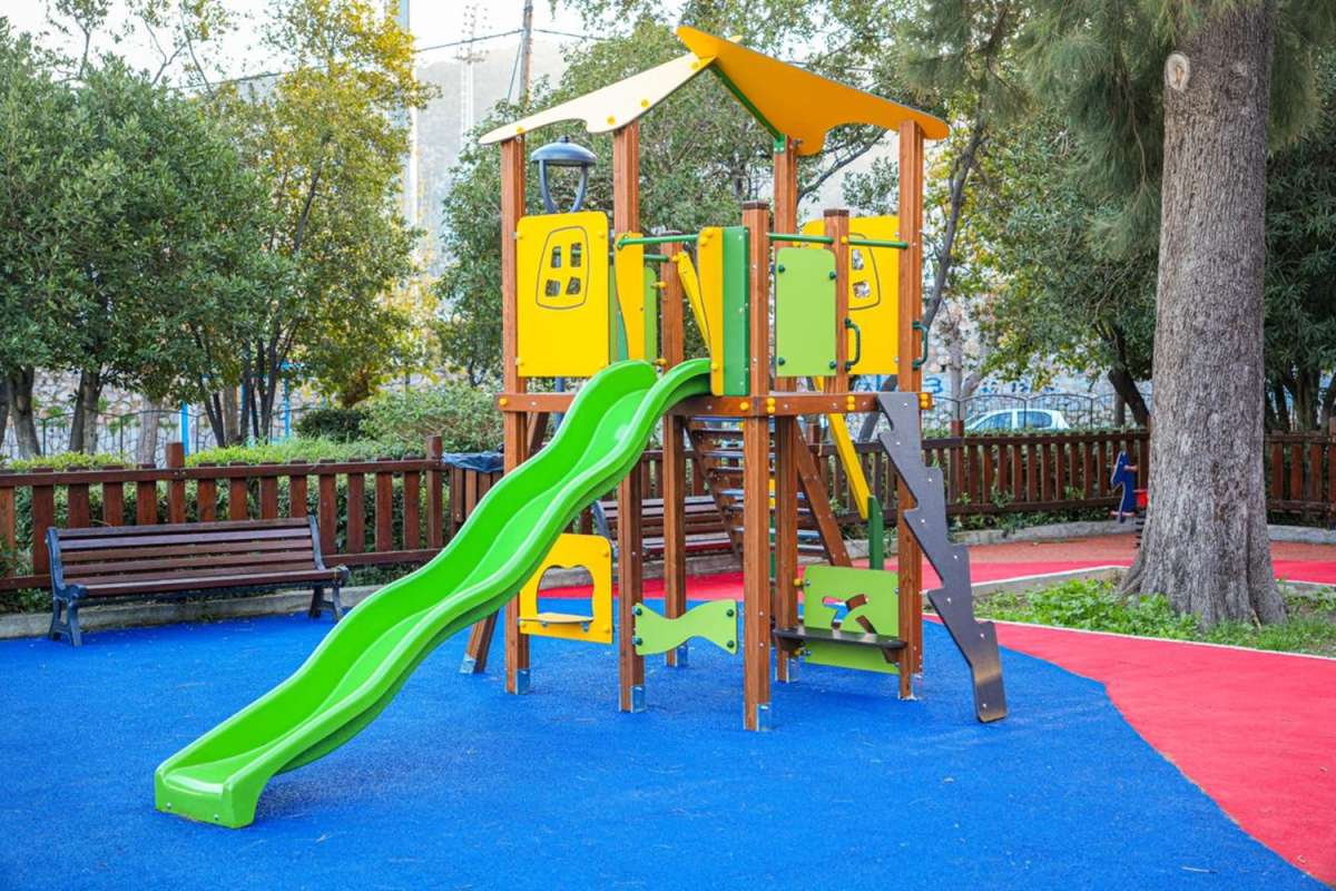 Ολοκληρώθηκε η ανακατασκευή της παιδικής χαράς στο πάρκο Καραπαναγιώτη από τον Δήμο Μυτιλήνης