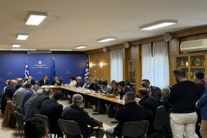 ΑΝΑΤΡΟΠΗ ΣΤΟ ΥΠΟΥΡΓΕΙΟ: Η οργή των Λεσβίων «έσπασε» τον αποκλεισμό – Ξεκίνησε η κρίσιμη σύσκεψη! (VID)