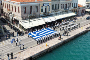 Υψώθηκε η μεγάλη Ελληνική Σημαία στη Χίο για την 25η Μαρτίου (VID)