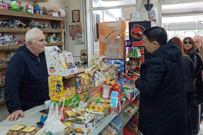 Περιοδεία Γιάννη Μπουρνού στα καταστήματα του Ακρωτηρίου: Η κυβέρνηση πανηγυρίζει την ώρα που τα μαγαζιά κλείνουν