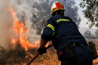 Γυναίκα έβαλε φωτιά στο Βαθύ Σάμου: Tην κατέγραψε κάμερα και συνελήφθη