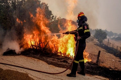 Φωτιά στη Λέσβο - Κάηκαν σπίτια στα Βατερά - Οι φλόγες έφτασαν στην παραλία (pic &amp; vid)