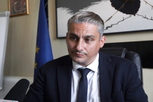 Βολές Κουφέλου: «Το Πλωμάρι διψά – κι αυτοί ταξιδεύουν!»