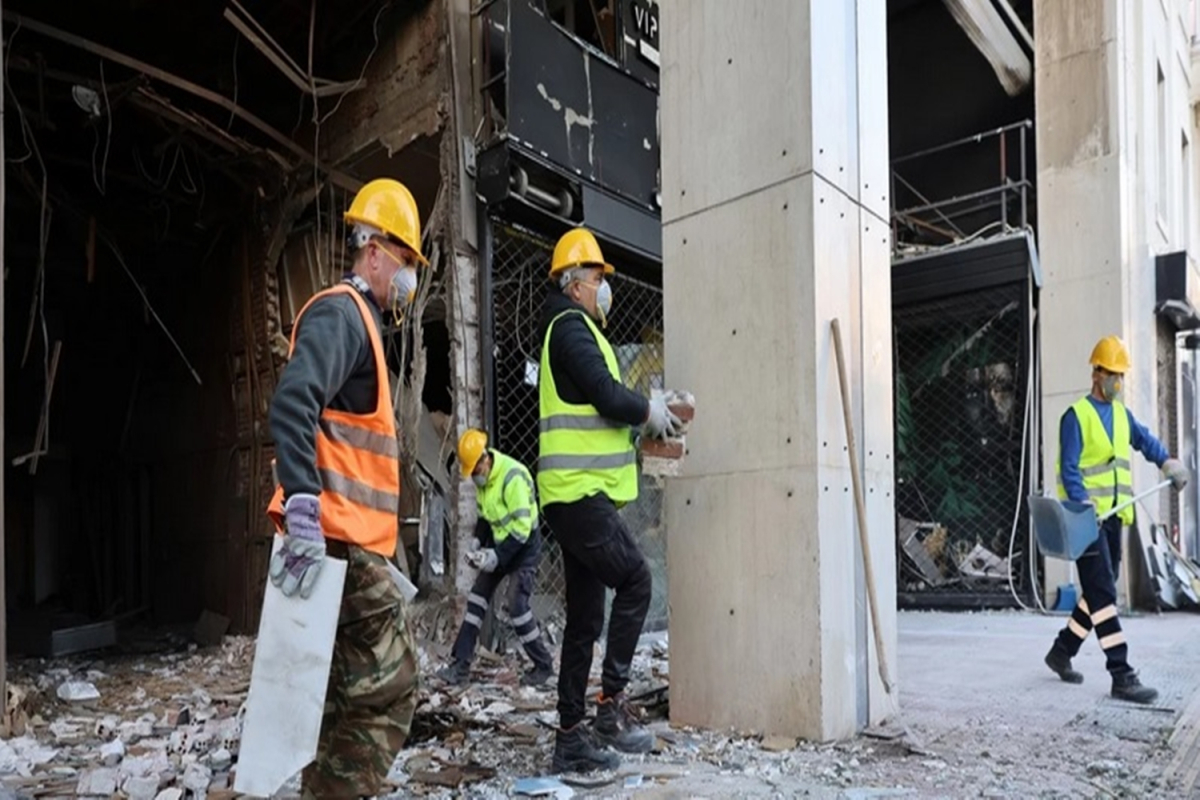 Τον εκκωφαντικό ήχο της έκρηξης που συγκλόνισε τα ξημερώματα της Τετάρτης (13/12) τον Πειραιά κατέγραψε κάμερα ασφαλείας καταστήματος που υπέστη υλικές ζημιές.