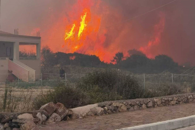 Λέσβος: Καίγονται σπίτια στα Βατερά (βιντεο)