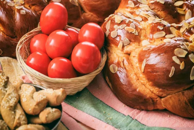 Πάσχα: Πρεμιέρα σήμερα για το «καλάθι του νονού» – Πόσο θα κοστίσουν φέτος τσουρέκι και σοκολατένιο αυγό