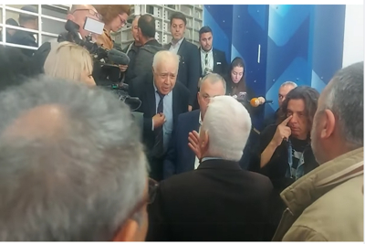 ΕΚΡΗΞΗ ΣΤΟ ΥΠΟΥΡΓΕΙΟ: «Πόρτα» σε Βουλευτή και Κτηνοτρόφους – Οργή στην Πλατεία Βάθης (Βίντεο)