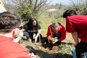 1.000 νέα δέντρα από το φυσικό μεταλλικό νερό ΒΙΚΟΣ στη Χίο