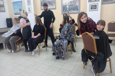 Λέσβος: Μικρά κορίτσια και γυναίκες δώρισαν τα μαλλιά τους για καλό σκοπό