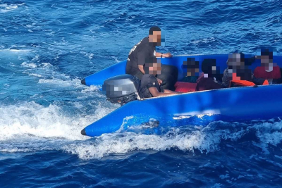 Σάμος: Διασώθηκαν 13 μετανάστες, συνελήφθη ο διακινητής – Βίντεο από την επιχείρηση του λιμενικού