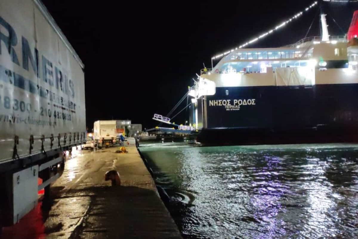 Προβλήματα πρόσδεσης του «Νήσος Ρόδος» στη Χίο λόγω θυελλωδών ανέμων - Έσπασαν οι κάβοι, κόπηκε η μπίντα (Βίντεο)