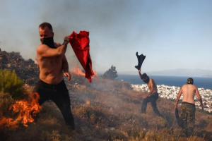 Σε κατάσταση έκτακτης ανάγκης η Χίος - Σβήνουν τις εστίες με τις μπλούζες τους (pics)