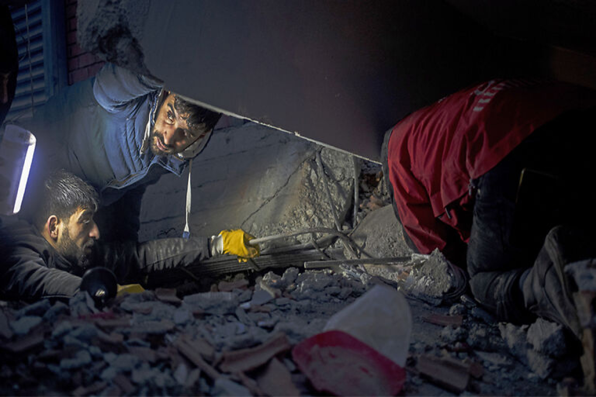 Σεισμός στην Τουρκία: Τα συγκλονιστικά βίντεο των ανθρώπων που παλεύουν στα χαλάσματα