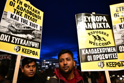 Συγκέντρωση διαμαρτυρίας έξω από τη Βουλή το ναυάγιο με τους 15 νεκρούς μετανάστες στη Χίο (εικόνες)