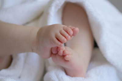 Αγοράκι το πρώτο μωρό που γεννήθηκε μόλις 1 λεπτό μετά την έλευση του 2023