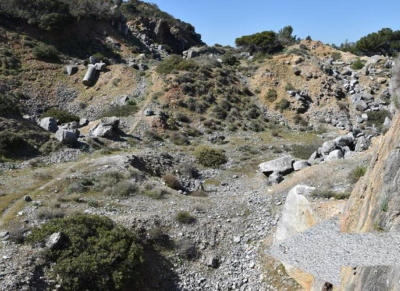 Μέχρι και σκουπίδια πετάνε στο αρχαίο λατομείο της Λέσβου!